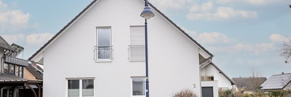 Außenfassade Einfamilienhaus nach Renovierung – Maler Quantius Außenarbeiten