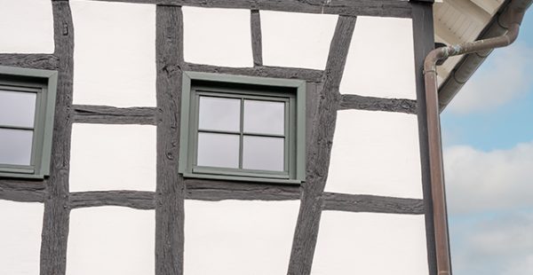 Detailansicht Fachwerkfassade renoviert – Maler Quantius Fassadenservice