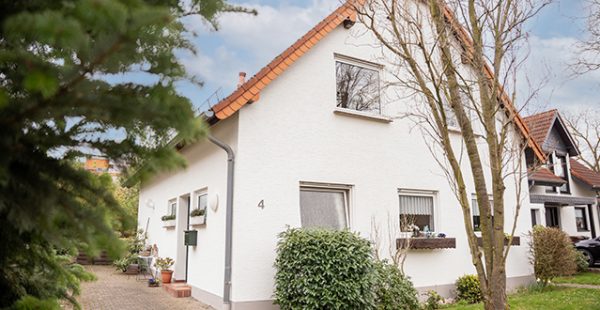 Frisch gestrichene Hausfassade im Außenbereich – Maler Quantius Leistungen