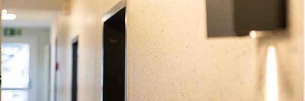 Frisch gestrichene Innenwand neben Türrahmen – Maler Quantius Wandgestaltung