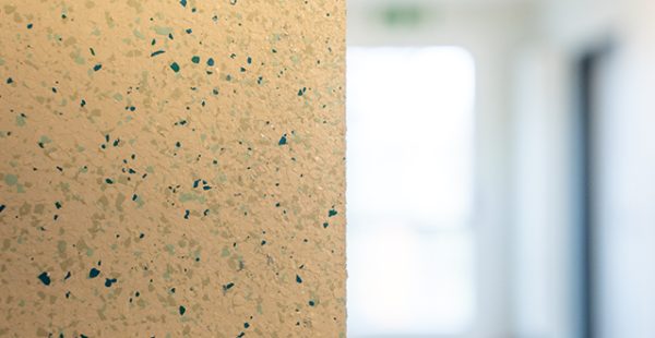 Detailaufnahme Strukturputz mit farbigen Sprenkeln an Innenwand – Maler Quantius